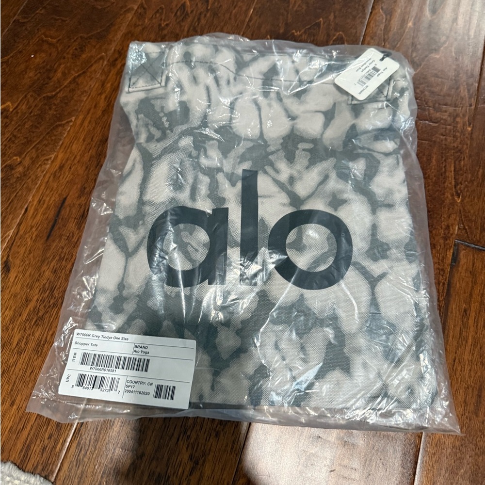 ALO Yoga Gray and White Tie-Dye Top